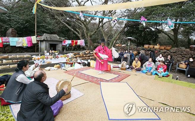 제주 송당리 본향당굿 (제주=연합뉴스) 지난 2월 3일 제주시 구좌읍 송당리 본향당에서 신과세제가 열리고 있다. 신과세제는 마을주민들이 새해를 맞아 마을의 수호신에게 문안을 드리고 한 해의 무사안녕과 풍요를 기원하는 당굿이자 공동체 제의다. [연합뉴스 자료사진]