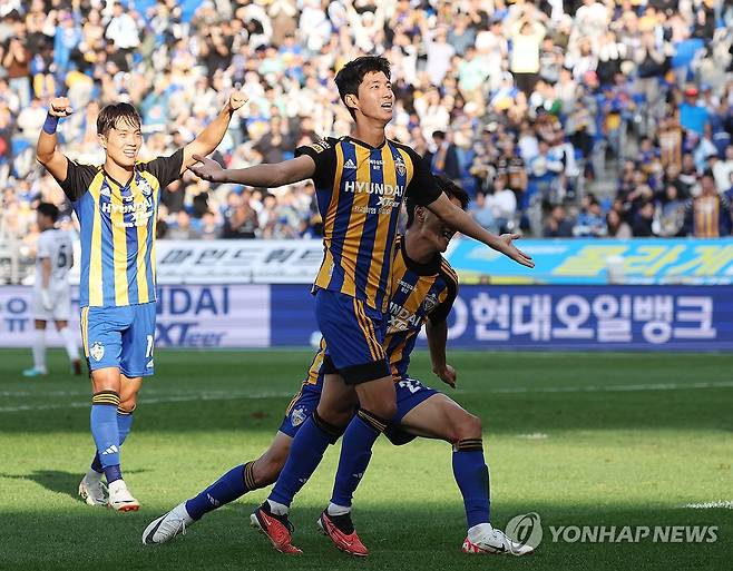 선제골 환호하는 김민혁 (울산=연합뉴스) 김용태 기자 = 29일 울산 문수축구경기장에서 열린 프로축구 하나원큐 K리그1 울산 현대와 대구FC의 경기에서 울산 김민혁이 선제골을 넣고 환호하고 있다. 2023.10.29 yongtae@yna.co.kr