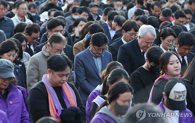 이태원 참사 1주기 시민추모대회 (서울=연합뉴스) 김성민 기자 = 29일 오후 서울 중구 서울광장에서 열린 이태원 참사 1주기 시민추모대회에서 더불어민주당 이재명 대표, 홍익표 원내대표, 국민의힘 인요한 혁신위원장이 묵념하고 있다. 2023.10.29 ksm7976@yna.co.kr