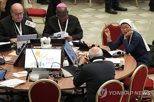 바티칸에 모여 안건 논의하는 세계주교대의원회의 참가자들 [AP 연합뉴스 자료사진]