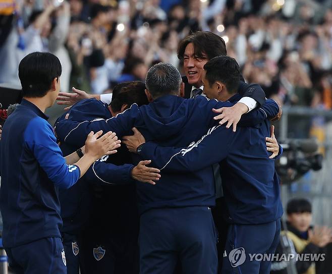 '우승이다' (울산=연합뉴스) 김용태 기자 = 29일 울산 문수축구경기장에서 열린 프로축구 하나원큐 K리그1 울산 현대와 대구FC의 경기가 끝난 후 리그 우승을 확정한 울산 홍명보 감독이 코치진과 환호하고 있다. 2023.10.29 yongtae@yna.co.kr