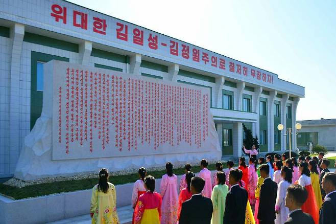 북한 김정은 국무위원장의 혁명사적비 ‘세세년년 길이 전해가리라 위대한 인민사랑의 그 업적을’이 함경남도 함주군 연포온실농장에 건립됐다고 조선중앙통신이 30일 보도한 사진이다. (사진=연합뉴스)