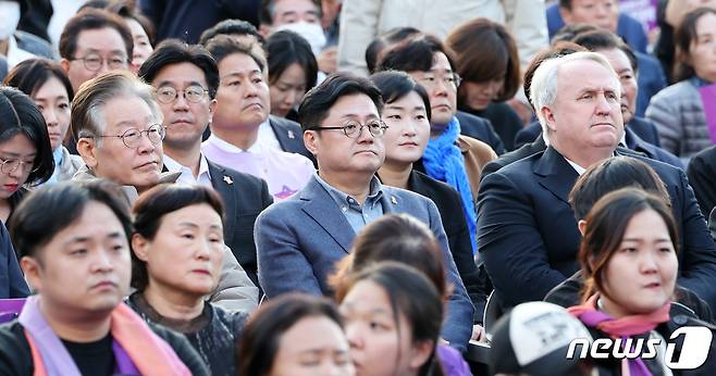 이재명 더불어민주당 대표(왼쪽부터)와 홍익표 원내대표, 인요한 국민의힘 혁신위원장이 29일 오후 서울 중구 서울광장에서 열린 10·29 이태원 참사 1주기 시민추모대회 '기억, 추모, 진실을 향한 다짐'에 참석해 있다. 2023.10.29/뉴스1 ⓒ News1 김민지 기자