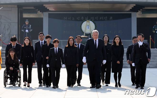 인요한 국민의힘 혁신위원장이 30일 오후 서울 동작구 국립서울현충원을 찾아 혁신위원들과 현충탑에 참배를 마치고 이동하고 있다. 2023.10.30/뉴스1 ⓒ News1 황기선 기자