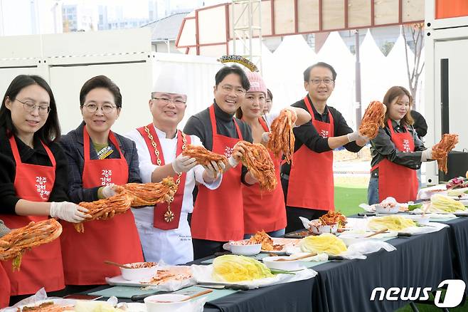 30일 오후 상무시민공원에서 열린 광주김치축제 사전행사 참가자들이 김치담그기 체험을 하고 있다.(광주시 제공)2023.10.30/뉴스1