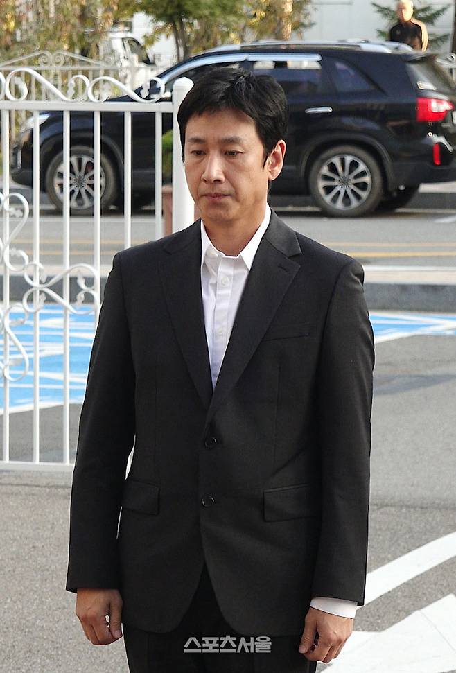 28일 마약 투약 혐의로 입건한 배우 이선균이 경찰 소환 조사를 받기 위해 28일 인천논현경찰서로 출석하고 있다.  인천 | 윤수경기자 yoonssu@sportsseoul.com