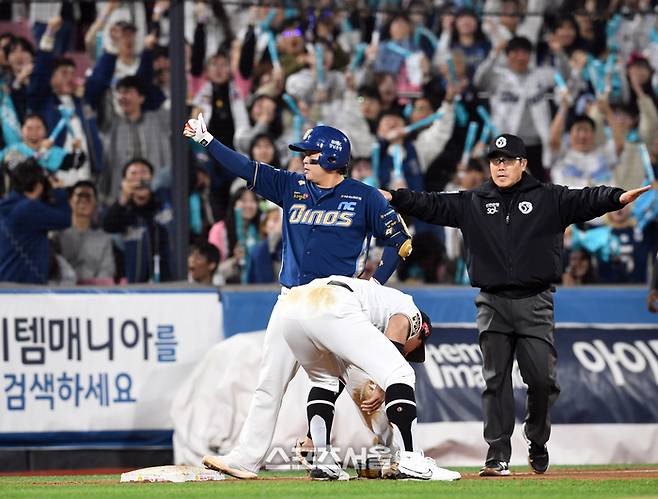 NC 권희동이 30일 수원KT위즈파크에서 열린 2023 KBO 플레이오프 1차전 KT전에서 4회초 2타점 3루타를 때린 후 세리머니를 하고 있다. 2023. 10. 30. 수원 | 박진업기자 upandup@sportsseoul.com