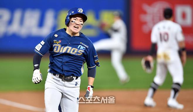 NC 박민우가 30일 수원KT위즈파크에서 열린 2023 KBO 플레이오프 1차전 KT와 경기에서 3회초 박건우의 적시 2루타 때 홈에 전력으로 들어오고 있다. 2023.10.30. 수원 | 강영조기자 kanjo@sportsseoul.com