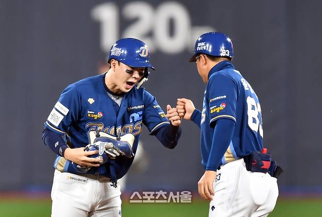 NC 박건우(왼쪽)가 30일 수원KT위즈파크에서 열린 2023 KBO 플레이오프 1차전 KT전에서 3회초 1타점 적시 2루타를 때린 후 환호하고 있다. 2023.10.30. 수원 | 강영조기자 kanjo@sportsseoul.com