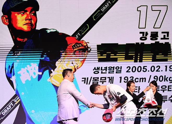 2024 KBO 신인 드래프트가 14일 웨스틴조선호텔 그랜드볼룸에서 열렸다. KIA에 1라운드 지명된 강릉고 조대현이 심재학 단장과 인사를 나누고 있다. 박재만 기자pjm@sportschosun.com/2023.09.14/