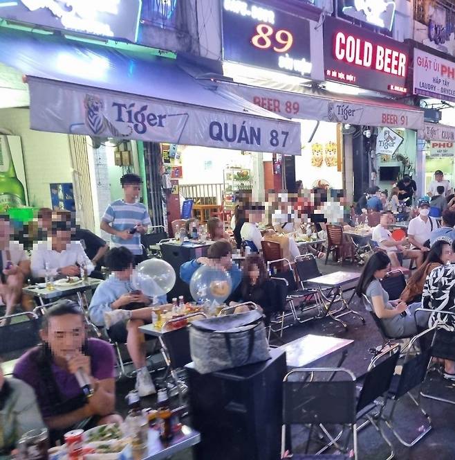 여행객이 몰리는 호찌민 부이비엔 거리에서 풍선을 부는 사람들. /호찌민=이미지 기자