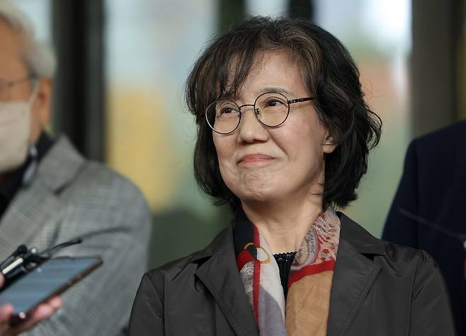 박유하 교수가 26일 서울 서초구 대법원 앞에서 저서 '제국의 위안부'에서 일본군 위안부 피해자를 '매춘' 등으로 표현한 것과 관련 무죄 판견을 받은 뒤 대법원 법정을 나서고 있다./연합뉴스