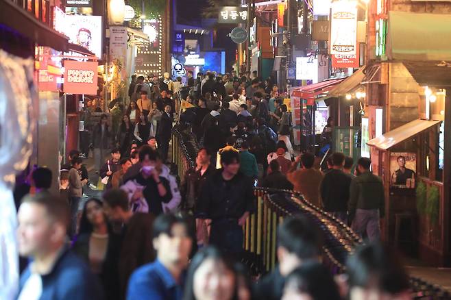 이태원 참사 1주기를 앞둔 10월 27일 밤 서울 용산구 이태원세계음식거리가 붐비고 있다. 이날 시민들은 우측통행을 준수하는 모습을 보였다. /장련성 기자