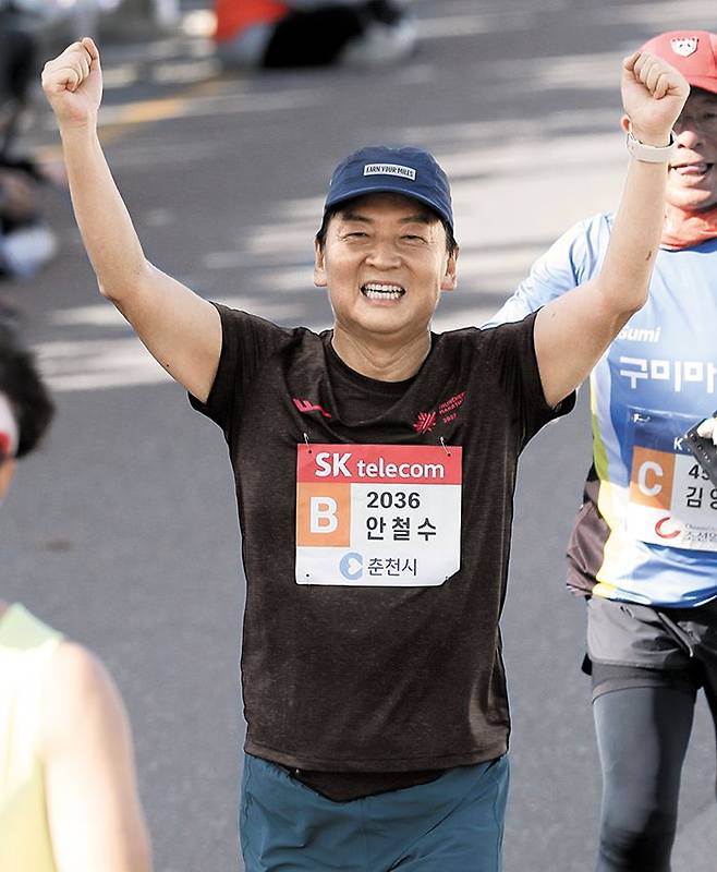 안철수 의원이 29일 춘천마라톤 풀코스 골인 지점으로 들어오면서 두 팔을 번쩍 들고 있다. /고운호 기자