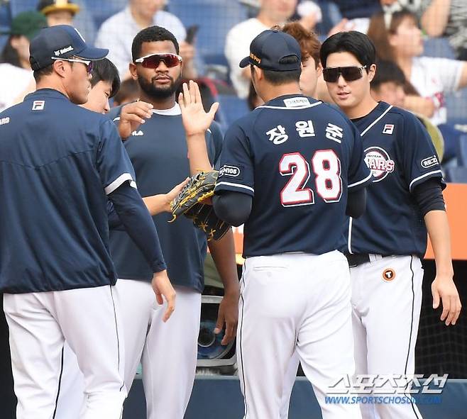 24일 창원 NC파크에서 열린 두산-NC전. 4회말 1사 후 장원준이 교체되며 선수들의 환영을 받고 있다. 창원=정재근 기자 cjg@sportschosun.com/2023.9.24