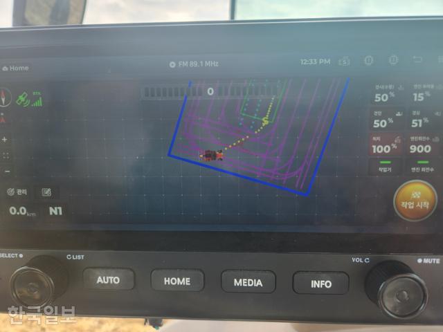 자율주행 트랙터 운전석에 달려 있는 모니터. 우측 하단 '작업 시작' 버튼만 누르면 별도 작업 없이 정해진 경로에 따라 트랙터가 경작을 시작한다. 당진=나주예 기자