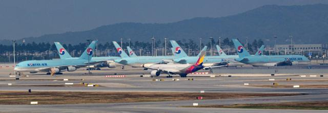 아시아나항공 이사회가 열린 30일 인천국제공항 제2여객터미널 계류장에 아시아나항공과 대한항공 여객기가 주기돼 있다. 이날 이사회에서는 대한항공과 아시아나항공의 기업결합 절차에 중대한 영향을 미칠 '화물사업 분리 매각 여부'가 논의된 것으로 알려졌다. 영종도=하상윤 기자