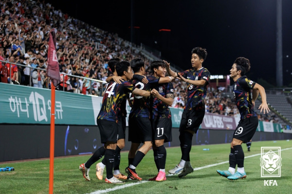 사진은 지난 9월 창원축구센터에서 열린 2024 AFC U-23 아시안컵 예선 키르기스스탄전 홍윤상의 득점 후 환호하는 선수단의 모습. 사진=대한축구협회