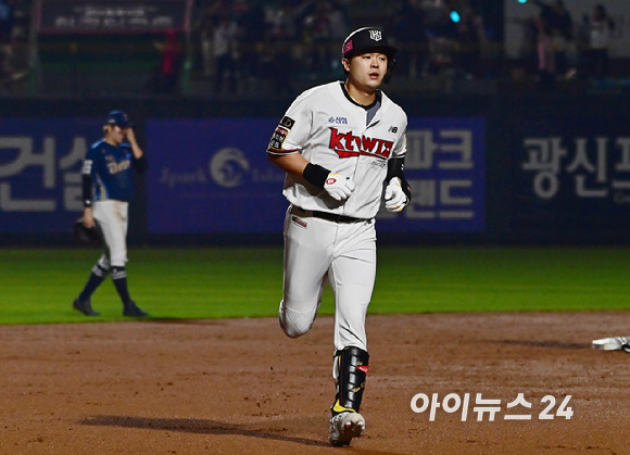 30일 오후 수원 KT위즈파크에서 '2023 KBO 포스트시즌 플레이오프' 1차전 KT 위즈와 NC 다이노스의 경기가 열렸다.3회말 무사 KT 문상철이 솔로 홈런을 때린 뒤 베이스를 돌고 있다. [사진=곽영래 기자]