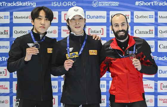 쇼트트랙 월드컵 2차대회 남자 1000m 금메달을 따낸 김건우(오른쪽). 박지원(왼쪽)은 2위에 올랐다. 3위는 스티븐 뒤부아(캐나다). AP=연합뉴스