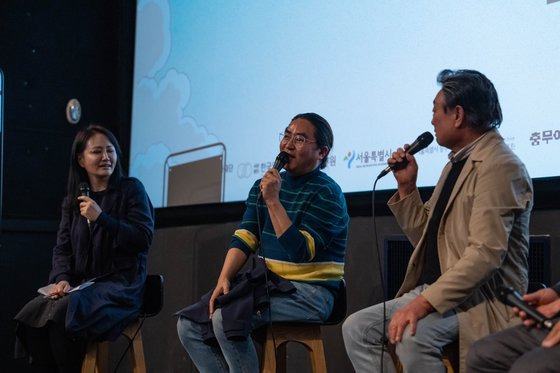 29일 오후 서울 CGV 명동역 씨네라이브러리에서 '극락도 살인사건' 상영 후 관객과의 대화가 열렸다. 왼쪽부터 양경미 평론가, 김한민 감독, 배우 최주봉 씨. 사진 충무로영화제