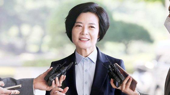 이정근 전 더불어민주당 사무부총장이 지난해 9월 서울 서초구 서울중앙지방검찰청에서 피의자 신분으로 소환 조사에 출석하며 입장을 밝히고 있다.  뉴스1