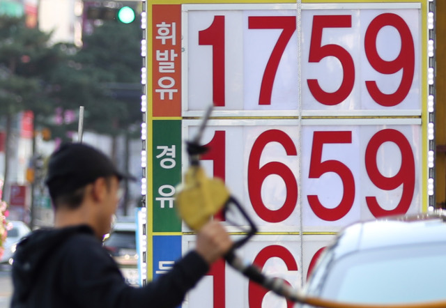 한국석유공사 유가정보시스템에 따르면 10월 넷째주 전국 주유소 휘발유·경유 평균 판매가격은 최근 3주 연속 하락했지만 중동 사태 등으로 다시 상승 우려가 커지고 있다. 뉴시스