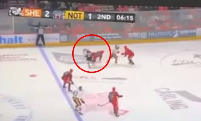 영국 엘리트아이스하키리그(EIHL) 노팅엄 팬서스 소속 애덤 존슨이 셰필드 유틸리타 아레나 경기장에서 열린 셰필드 스틸러스와의 챌린지컵 2차전 경기에서 상대 선수와 충돌하고 있다. 온라인 커뮤니티 캡처