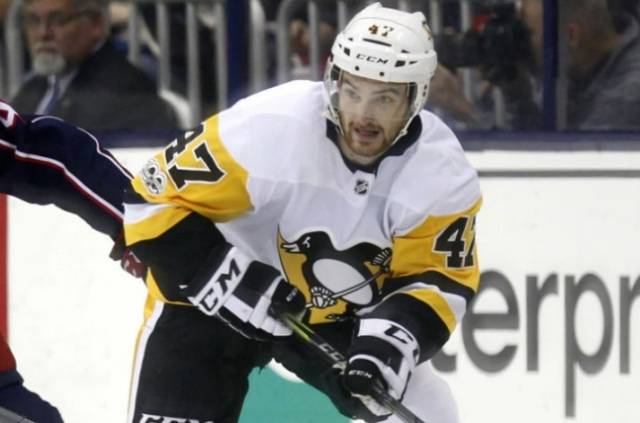 영국 엘리트아이스하키리그(EIHL)에서 뛰던 미국 출신 선수 애덤 존슨(29)이 경기 도중 상대 선수의 스케이트 날에 목이 베이는 사고를 당해 숨졌다고 미국 AP통신이 30일(현지시간) 보도했다. 사진은 지난달 22일 미국 오하이오주 콜럼버스에서 열린 북미아이스하키리그(NHL) 경기에 출전한 존슨. AP 뉴시스