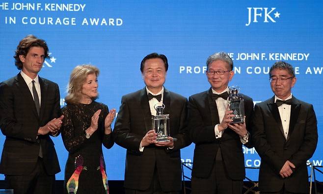 29일(현지시간) 미국 보스턴 JFK 재단 박물관에서 열린 '2023년 용기 있는 사람들 상' 시상식에 대리 참석한 조현동 주미 대사(가운데)가 트로피를 받고 있다.  대통령실