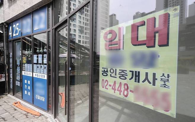 [서울=뉴시스] 김근수 기자 = 한국공인중개사협회에 따르면 7월 전국 개업 공인중개사 수는 11만6천976개로 개업 공인중개사 수가 11만7천개 이하를 기록했다. 지난해 1월 11만7천266개 이후 처음이라고 밝혔다. 이는 1~6월까지 전월세 누적 거래량이 146만1천664건으로 작년 동기(157만467건)보다 6.9% 감소한 영향이라고 덧붙었다. 27일 서울 시내에 위치한 공인중개사 단지 내 한 점포 밖에 임대 안내문이 붙어 있다. 2023.08.27.