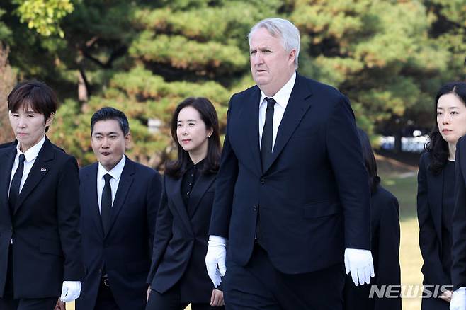 국립서울현충원 참배하는 인요한 국민의힘 혁신위원회.[서울=뉴시스] 조성우 기자 = 인요한 국민의힘 혁신위원장과 혁신위원들이 30일 오후 서울 동작구 국립서울현충원을 참배하고 있다. 2023.10.30. xconfind@newsis.com