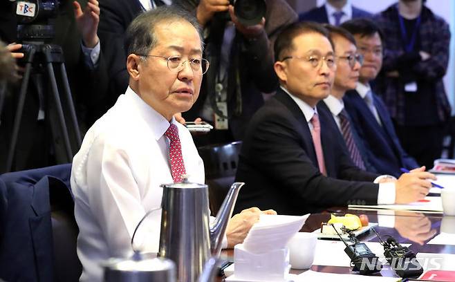 [서울=뉴시스] 이영환 기자 = 홍준표 대구광역시장이 30일 오후 서울 여의도 국회 의원회관 식당에서 열린 국민의힘-대구광역시 예산정책협의회에서 발언을 하고 있다. 2023.10.30. 20hwan@newsis.com