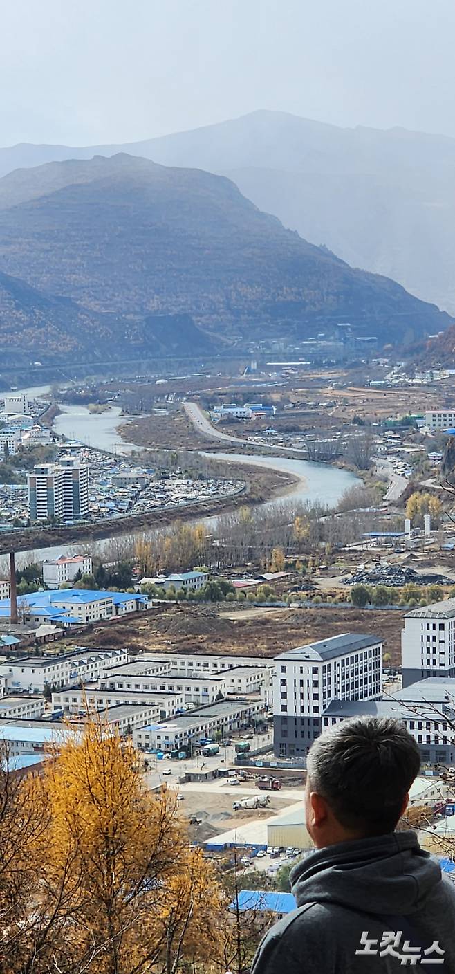 중국 장백현과 북한 혜산시 사이를 흐르는 압록강. 권영철 대기자