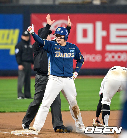 [OSEN=수원, 최규한 기자] 30일 오후 수원 KT위즈파크에서 ‘2023 신한은행 SOL KBO 포스트시즌 플레이오프’ 1차전 KT 위즈와 NC 다이노스의 경기가 열렸다.4회초 2사 1, 2루 상황 NC 권희동이 달아나는 2타점 우중간 3루타를 날리고 3루에 안착한 뒤 기뻐하고 있다. 2023.10.30 / dreamer@osen.co.kr