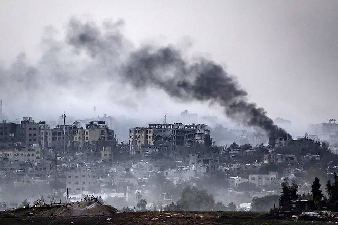 10월29일, 이스라엘의 공습으로 파괴된 가자지구의 한 지역에서 연기가 피어오르고 있다. 이스라엘군과 하마스에 따르면, 전쟁 발발 이후 이날까지 이스라엘인 14000여 명과 팔레스타인인 7600여 명이 사망했다. ⓒAFP PHOTO
