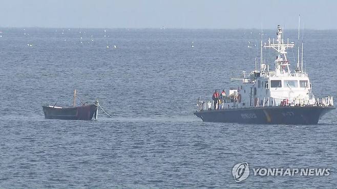 예인되는 북한 소형 목선 (서울=연합뉴스) 지난 24일 동해 북방한계선(NLL) 아래로 내려와 속초 앞바다에서 우리 어민에 의해 발견된 북한 소형 목선. 기사 내용과 직접적인 상관 없음. [연합뉴스TV 제공. 재판매 및 DB 금지] photo@yna.co.kr