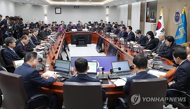 국무회의 주재하는 윤석열 대통령 (서울=연합뉴스) 진성철 기자 = 윤석열 대통령이 30일 서울 용산 대통령실 청사에서 국무회의를 주재하고 있다. 2023.10.30  [대통령실통신사진기자단] zjin@yna.co.kr
