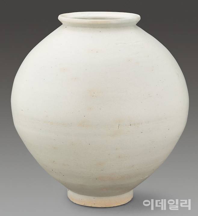 조선시대 ‘백자대호’(42.3×47.5㎝). 24일 서울옥션 ‘제175회 미술품경매’에서 34억원에 팔리면서 국내에서 낙찰된 달항아리 경매 최고가를 다시 썼다(사진=서울옥션).