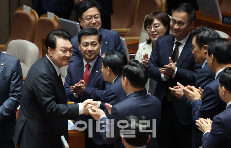 윤석열 대통령이 31일 오전 국회 본회의장에서 내년도 정부 예산안에 대한 시정연설을 마친 뒤 국민의힘 의원들과 악수하고 있다. (사진=노진환 기자)