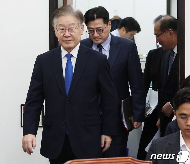 이재명 더불어민주당 대표가 30일 서울 여의도 국회에서 열린 최고위원회의에 참석 하고 있다. 2023.10.30/뉴스1 ⓒ News1 송원영 기자