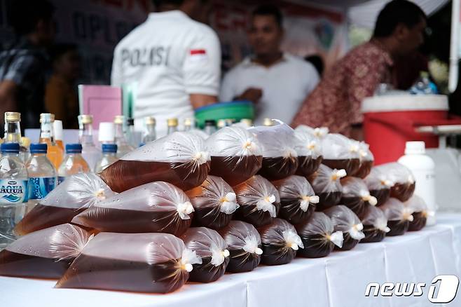 인도네시아에서 압수된 '오플로산'(Oplosan·혼합물)이라 불리는 밀주. ⓒ AFP=뉴스1 ⓒ News1 박재하 기자