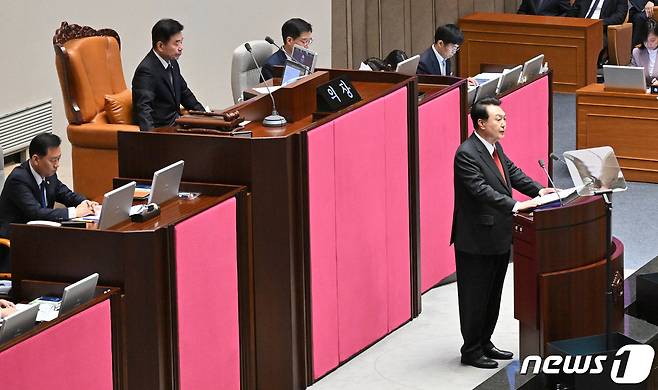 윤석열 대통령이 31일 서울 여의도 국회 본회의장에서 내년도 정부 예산안에 대한 시정연설을 하고 있다. (공동취재) 2023.10.31/뉴스1 ⓒ News1 송원영 기자