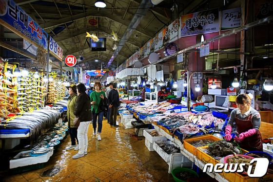 전북 부안군이 전북도에서 주관한 2024년 전통시장 시설현대화 공모사업에 최종 선정돼 사업비 4억2900만원을 확보했다. 부안읍 상설시장 내부(뉴스1/DB)