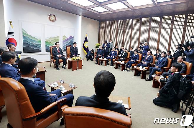 2024년도 예산안 및 기금운용계획안 대통령 시정연설을 위해 국회를 찾은 윤석열 대통령이 31일 국회 의장실에서 열린 국회 의장단, 여야대표, 5부요인과의 사전 환담을 하고 있다. (국회 제공) 2023.10.31/뉴스1 ⓒ News1 송원영 기자