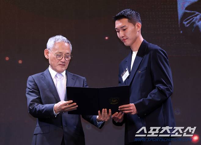 유인촌 문화체육관광부 장관이 '스마일 점퍼' 우상혁에게 대한민국체육상 경기상을 수여하고 있다. 사진제공=문화체육관광부