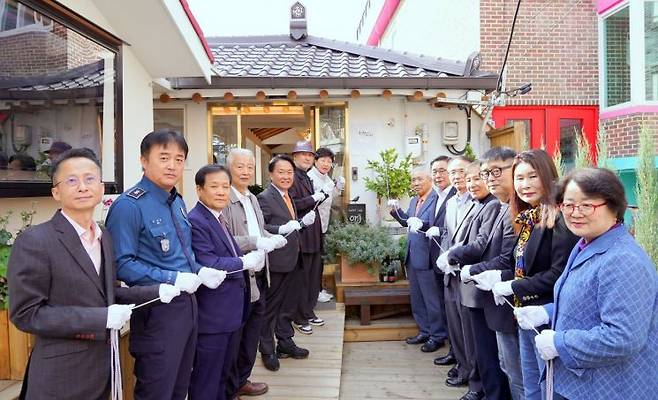 이성헌 서대문구청장(왼쪽 다섯 번째)과 카페 오리재 이재합 대표(왼쪽 여섯 번째) 등 ‘서대문 나눔1% 기적 성금 사업’ 현판식 참석자들이 제막에 앞서 기념 촬영을 하고 있다.(사진제공=서대문구청)