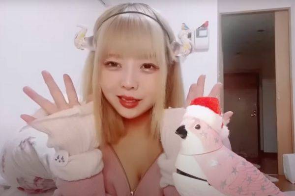 중년 남성에게 돈을 뜯어내는 방법을 담은 '꽃뱀 매뉴얼'을 제작해 2000부 넘게 판매한 와타나베마이씨. 삶의 의욕을 잃은 우울한 중년 남성이 표적이었다./유튜브