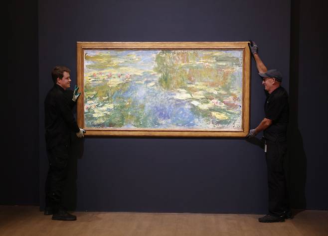 27일(현지 시각) 뉴욕 크리스티 가을 경매품 사전 공개 행사에서 공개된 클로드 모네의 '수련연못'./UPI 연합뉴스