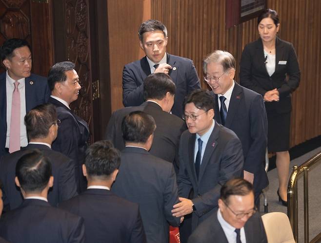 윤석열 대통령이 31일 국회 본회의장에서 내년도 정부 예산안에 대한 시정연설을 마치고 퇴장하며 이재명 더불어민주당 대표와 인사를 나누고 있다. 2023.10.31. 사진공동취재단